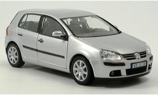 Modellautos Volkswagen Golf 1/24 Welly V silber 2004 1:24 Volkswagen Golf 1/24 Welly V silber 2004 1:24 modellautos