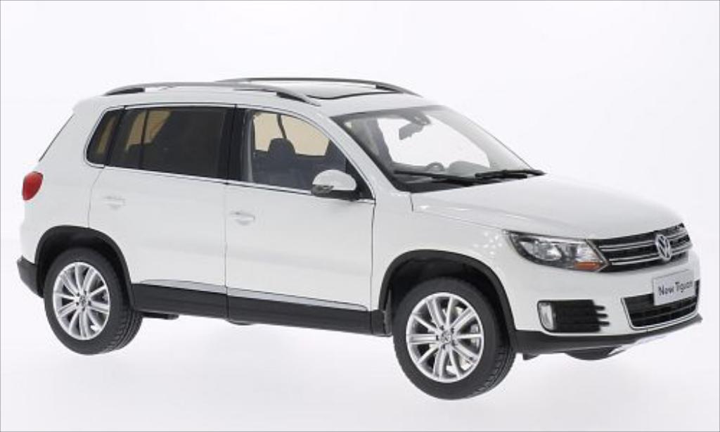 https://www.online-modellautos.de/images/images_miniatures/vw-tiguan-weiss-2013-paudi-2015-06-04-11-06-ev.jpg