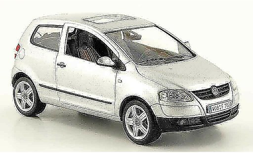 Volkswagen Fox Base 1/43 Schuco grau metallisee avec lenkung 2005 modellautos