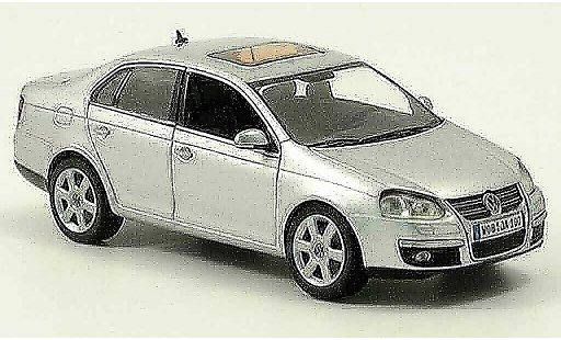Volkswagen Jetta Base 1/43 Schuco grau metallisee 2005 modellautos