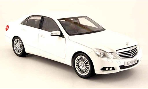 Mercedes Classe E Base 1/18 Minichamps (w 212) weiss 2009 modellautos