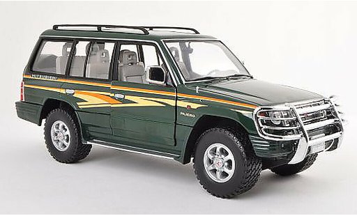 Mitsubishi Pajero Base 1/18 Sun Star gr&Atilde;&frac14;n avec Rammschutz et Zierstreifen 1998 modellautos