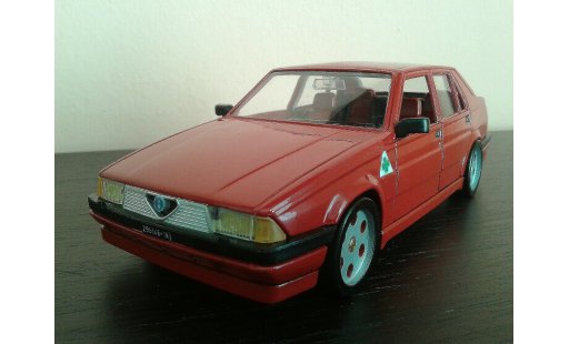 Alfa Romeo 75 berline 1/18 Burago rot jantes metal modellautos