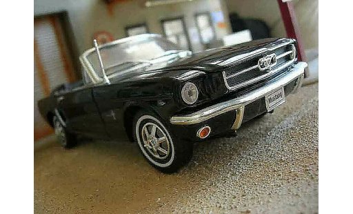 Ford Mustang Convertible 1/18 Welly cabriolet schwarz modellautos