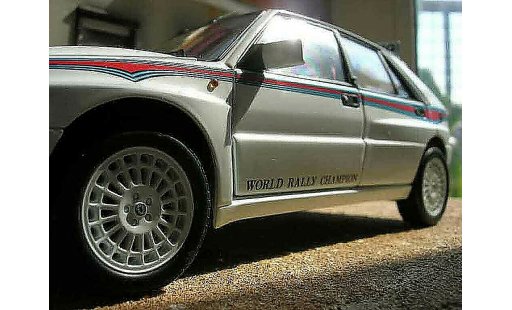 Lancia Delta HF Integrale 1/18 Kyosho evolution 2 martini modellautos