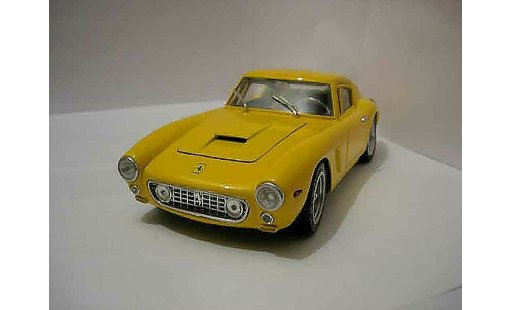 Ferrari 250 GT 1961 1/18 Universal Hobbies berlinette modellautos