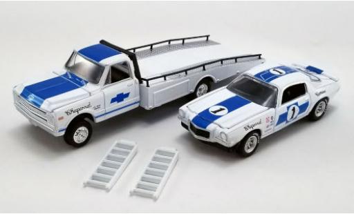 Chevrolet C-30 1/64 ACME Ramp Truck weiss/blau Chaparral 1967 avec 1970 Trans Am Camaro et Rampes de chargement modellautos