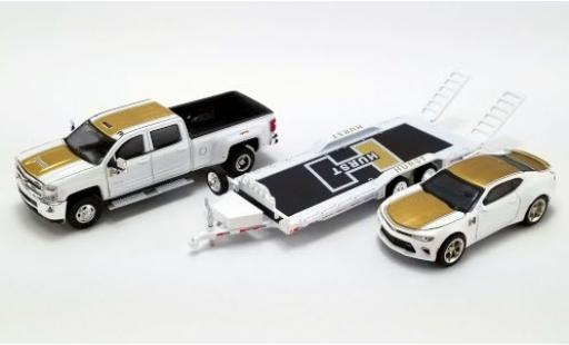 Modellautos Chevrolet Silverado 1/64 ACME 3500 HD Hurst Performance 2018 avec Camaro SS et 2-Achs-remorque Chevrolet Silverado 1/64 ACME 3500 HD Hurst Performance 2018 avec Camaro SS et 2-Achs-remorque modellautos