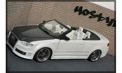 Audi RS4 cabriolet 1/18 Maisto carbon & white modellautos