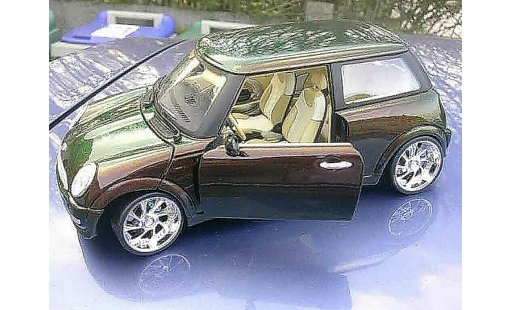 Mini One Base 1/18 Burago carat cameleon modellautos