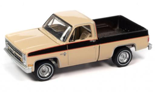 Chevrolet Silverado 1/64 Auto World 10 Fleetside beige/brun 1985 modellautos