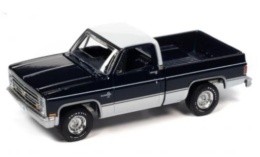 Modellautos Chevrolet Silverado 1/64 Auto World 10 Fleetside bleu foncé/blanche 1985 Chevrolet Silverado 1/64 Auto World 10 Fleetside bleu foncé/blanche 1985 modellautos