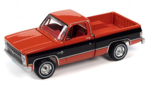 Chevrolet Silverado 1/64 Auto World 10 Fleetside rouge/noire 1984 modellautos