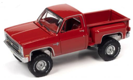Chevrolet Silverado 1/64 Auto World K10 Stepside rouge 1986 modellautos