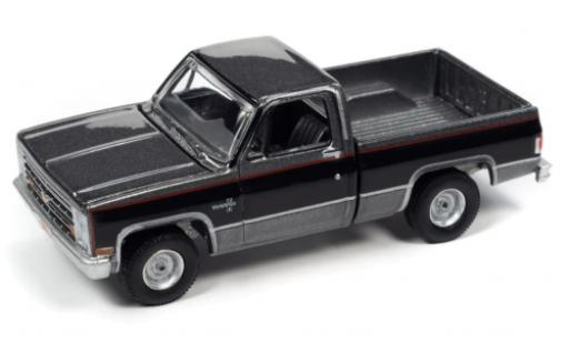 Chevrolet Silverado 1/64 Auto World R10 Fleetside metallise gris/noire 1987 modellautos