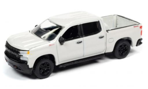 Modellautos Chevrolet Silverado 1/64 Auto World Z71 Douane Trail Boss metallise blanche 2019 Chevrolet Silverado 1/64 Auto World Z71 Douane Trail Boss metallise blanche 2019 modellautos