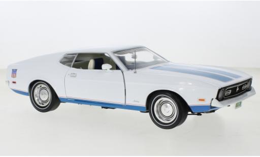 Ford Mustang 1/18 Auto World Fastback weiss/blau 1972 modellautos