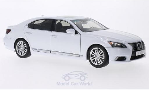 Modellautos Lexus LS 1/18 AUTOart 600hL mettalic weiss 2013 Lexus LS 1/18 AUTOart 600hL mettalic weiss 2013 modellautos
