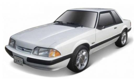 Ford Mustang 1/64 Burago LX blanche 1988 modellautos