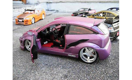 Ford Focus RS 1/18 Burago violine show car modellautos