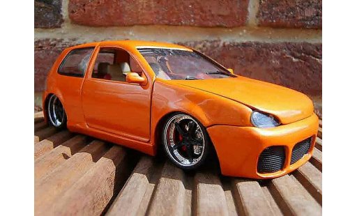 Volkswagen Golf GTI 1/18 Revell virus modellautos