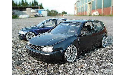Volkswagen Golf GTI 1/18 Revell schwarz jantes chromees modellautos