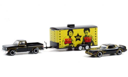 Modellautos Chevrolet C-10 1/64 Greenlight Custom Deluxe schwarz/gold 1981 mit 1979 Pontiac Firebird Trans Am und Zweiachskofferanhänger Rocky II Chevrolet C-10 1/64 Greenlight Custom Deluxe schwarz/gold 1981 mit 1979 Pontiac Firebird Trans Am und Zweiachskofferanhänger Rocky II modellautos