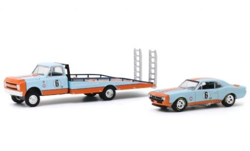 Modellautos Chevrolet C-30 1/64 Greenlight Ramp Truck blau/orange Gulf 1967 avec Camaro No.6 avec Rampes de chargement Chevrolet C-30 1/64 Greenlight Ramp Truck blau/orange Gulf 1967 avec Camaro No.6 avec Rampes de chargement modellautos