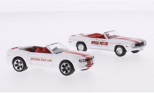 Chevrolet Camaro 1/64 Greenlight 2er-Set: Indianapolis 500 Pace Cars weiss/rot 1969 Cabrio & 2011 Cabrio modellautos