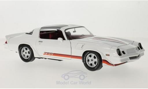 Modellautos Chevrolet Camaro Z28 1/18 Greenlight Z28 weiss/rot 1981 Chevrolet Camaro Z28 1/18 Greenlight Z28 weiss/rot 1981 modellautos