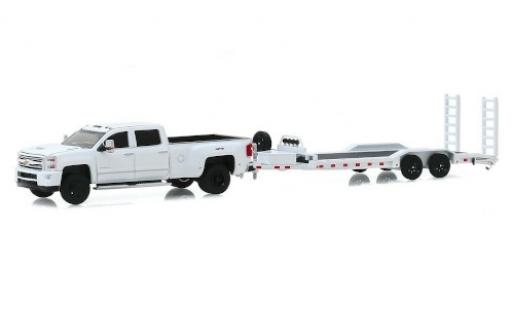 Chevrolet Silverado 1/64 Greenlight 3500 HD weiss 2018 avec Zweiachs-Schwerlastanhänger modellautos