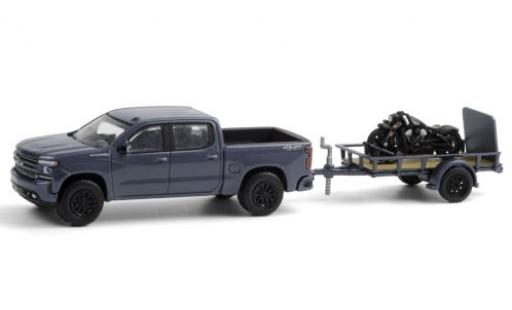 Modellautos Chevrolet Silverado 1/64 Greenlight mettalic blau 2020 avec Indian Scout Bobber remorque d´une axe et Auffahrrampe Chevrolet Silverado 1/64 Greenlight mettalic blau 2020 avec Indian Scout Bobber remorque d´une axe et Auffahrrampe modellautos
