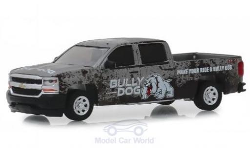 Chevrolet Silverado 1/64 Greenlight silber/Dekor Bully Dog 2018 modellautos