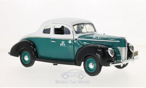 Modellautos Ford Deluxe 1/18 Greenlight Coupe grün/weiss NYPD - Police 1940 ohne Vitrine Ford Deluxe 1/18 Greenlight Coupe grün/weiss NYPD - Police 1940 ohne Vitrine modellautos
