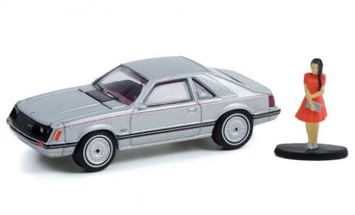 Ford Mustang 1/64 Greenlight Ghia silber 1979 mit Figur modellautos