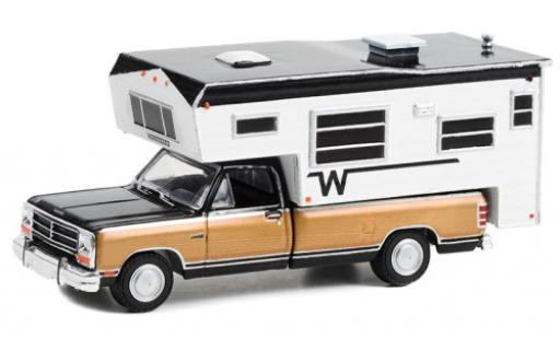 Modellautos Dodge RAM 1/64 Greenlight D-250 noire/doré 1990 Dodge RAM 1/64 Greenlight D-250 noire/doré 1990 modellautos