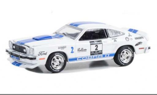 Ford Mustang 1/64 Greenlight II Cobra II blanche/bleu 1976 modellautos