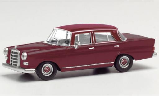 Modellautos Mercedes 200 1/87 Herpa (W110) rouge foncé Mercedes 200 1/87 Herpa (W110) rouge foncé modellautos