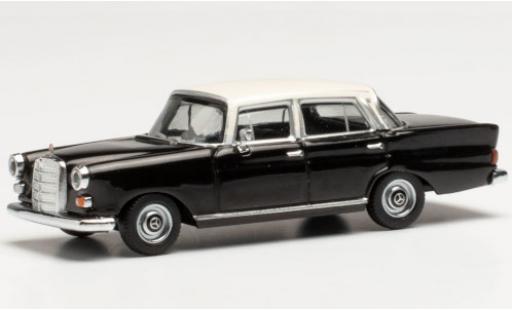 Modellautos Mercedes 200 1/87 Herpa (W110) schwarz/weiss Mercedes 200 1/87 Herpa (W110) schwarz/weiss modellautos