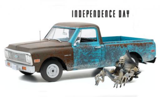 Chevrolet C-10 1/18 Highway 61 blau/grau Independence Day 1971 avec traces d et Alien-figurine modellautos