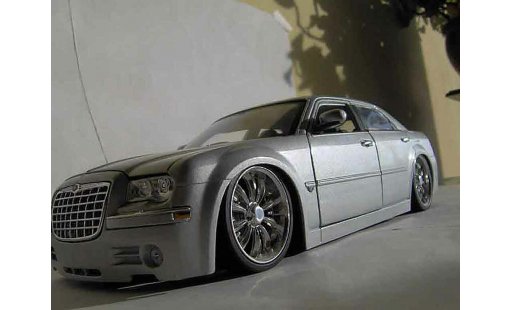 Chrysler 300C tuning 1/18 Maisto dub grau modellautos