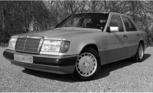 Mercedes 230 1/18 I Norev E (W124) metallise t&uuml;rkis 1:18 modellautos