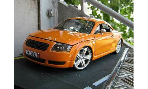 Audi TT rs coupe 1/18 Revell orangesignal porsche jantes touareg modellautos