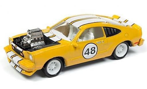 Ford Mustang 1/64 Johnny Lightning II Cobra mettalic gelb/weiss The Spoilers 1976 tuning sans Vitrine modellautos