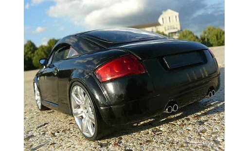 Audi TT coupe 1/18 Revell schwarz modellautos