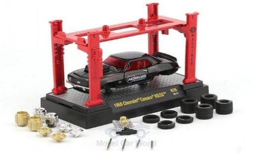 Chevrolet Camaro 1/64 M2 Machines RS/SS mettalic schwarz/Dekor Hooker Blackheart 1969 mit Hebebühne und 2 Radsätzen modellautos