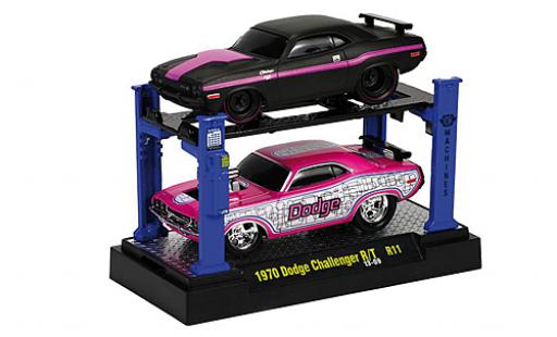 Dodge Challenger 1/64 M2 Machines R/T Tuning matt-schwarz/lila 1969 2er-Set: y compris les Hebebühne sur podium Capot avec fonction modellautos