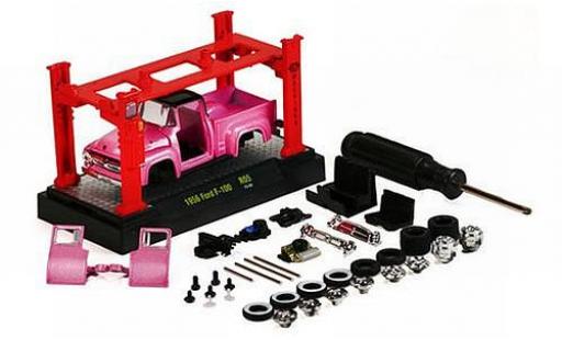 Ford F-1 1/64 M2 Machines 00 Tuning mettalic rosa/schwarz 1956 Model-Kit Kit y compris les Hebebühne et 4 Ersatzrädern modellautos