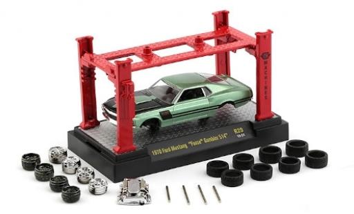 Ford Mustang 1/64 M2 Machines mettalic grün/matt-schwarz 1970 Foose Gambler 514 avec Hebebühne et 2 Radsätzen modellautos