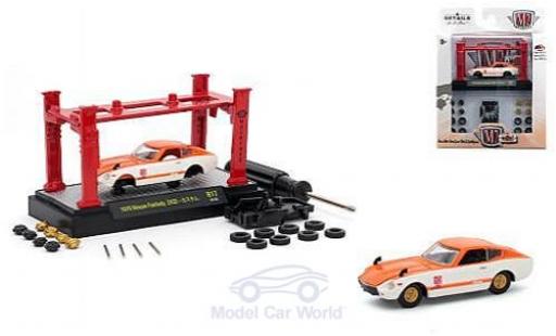 Nissan Fairlady Z 1/64 M2 Machines 432 orange/weiss 1970 Model-Kit Bausatz inklusive 4 Ersatzrädern modellautos